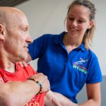 Bezoeker fysiotherapie krijgt mobiliteits behandeling na NAH