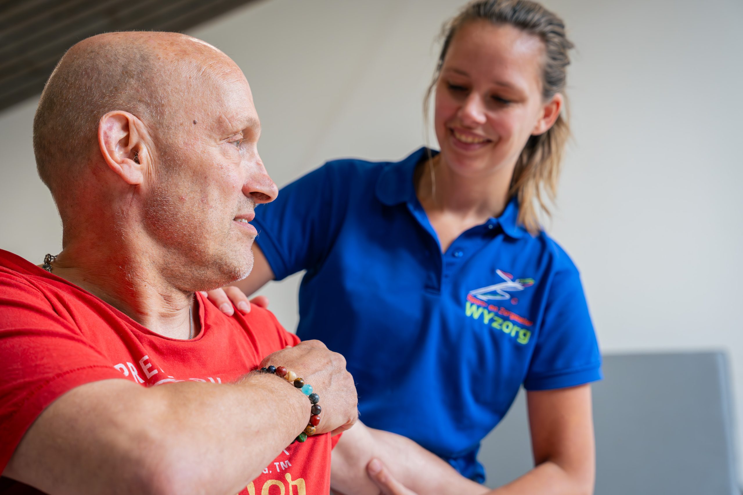 Bezoeker fysiotherapie krijgt mobiliteits behandeling na NAH
